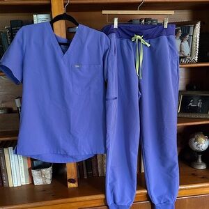 Figs Limited Blueberry scrub set Large Excellent condition.